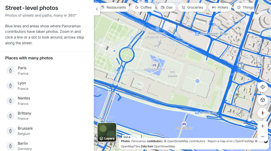 The Street-level photos page over central Paris: blue lines along the streets show where photos have been taken, and the panel explains that you zoom in and click a line to look around